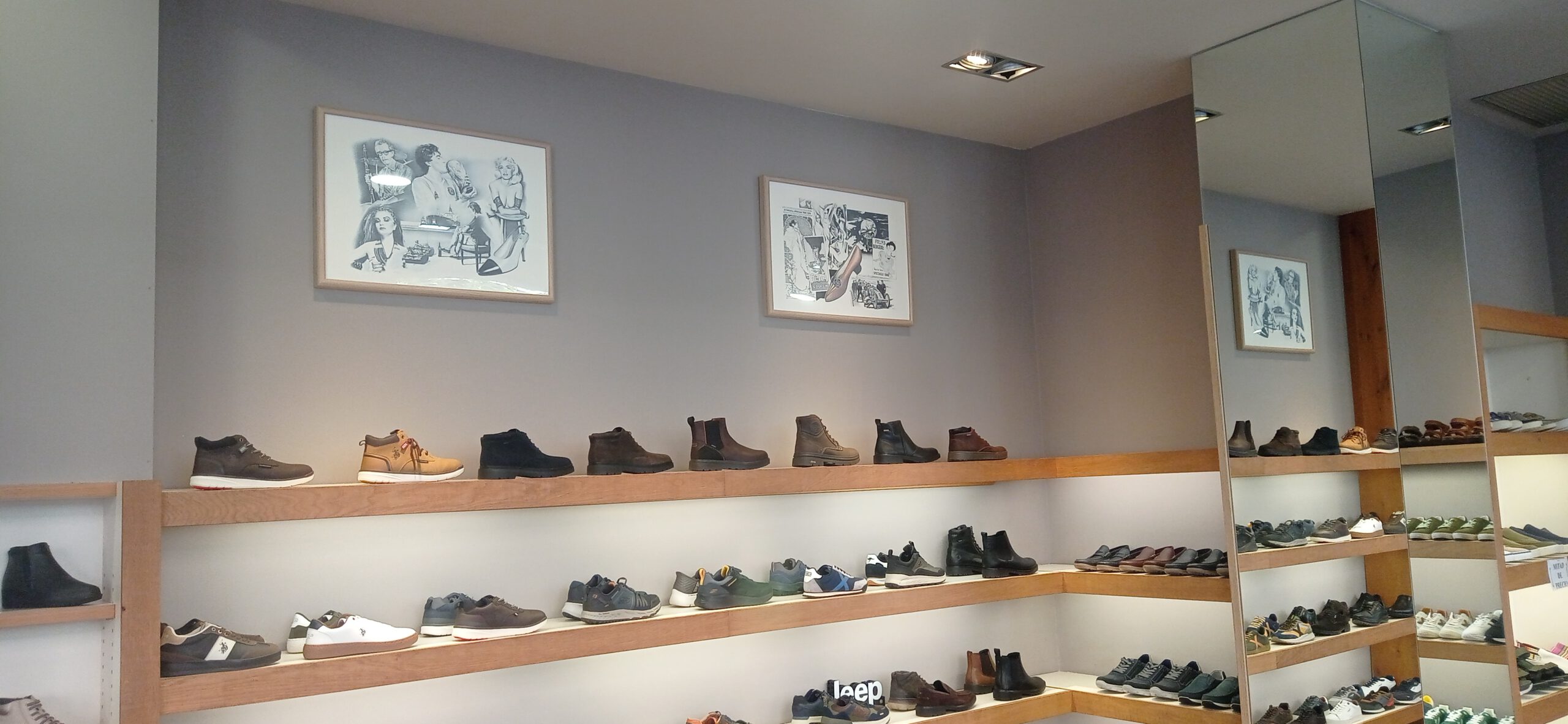 Exposicion Baldas de la tienda con zapatos