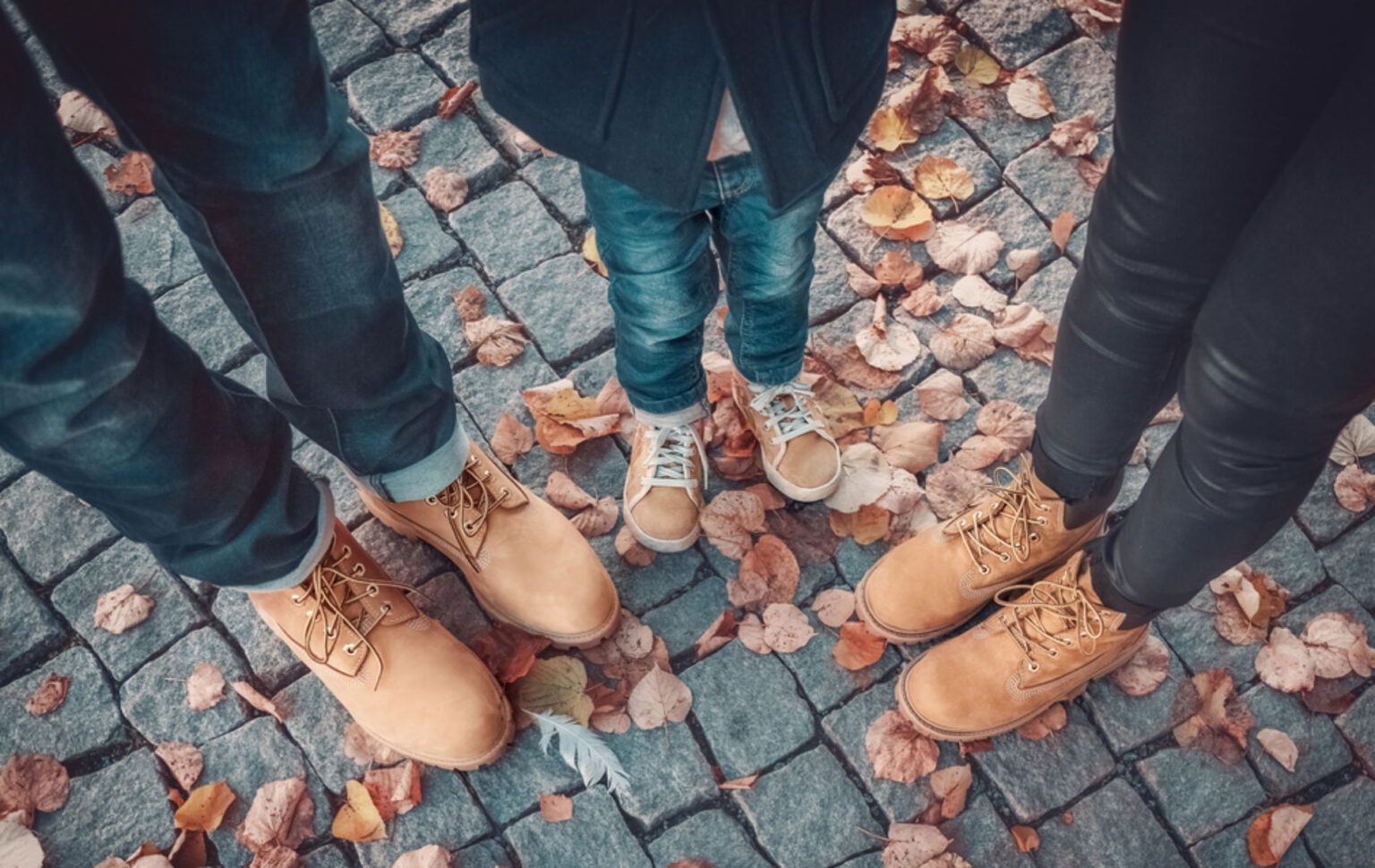 tres personas que se les ven solo los zapatos