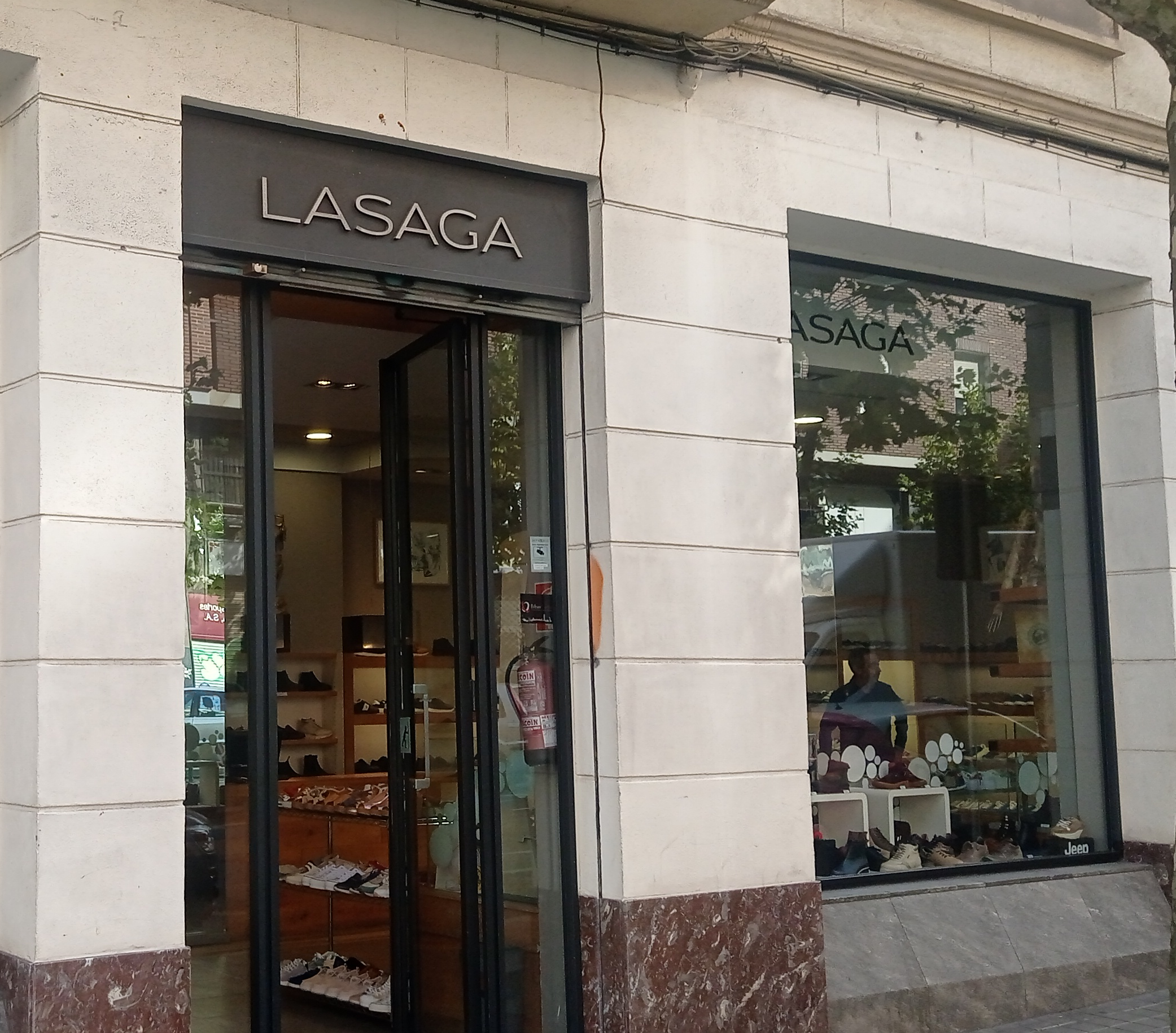 Puerta entrada Calzados Lasaga